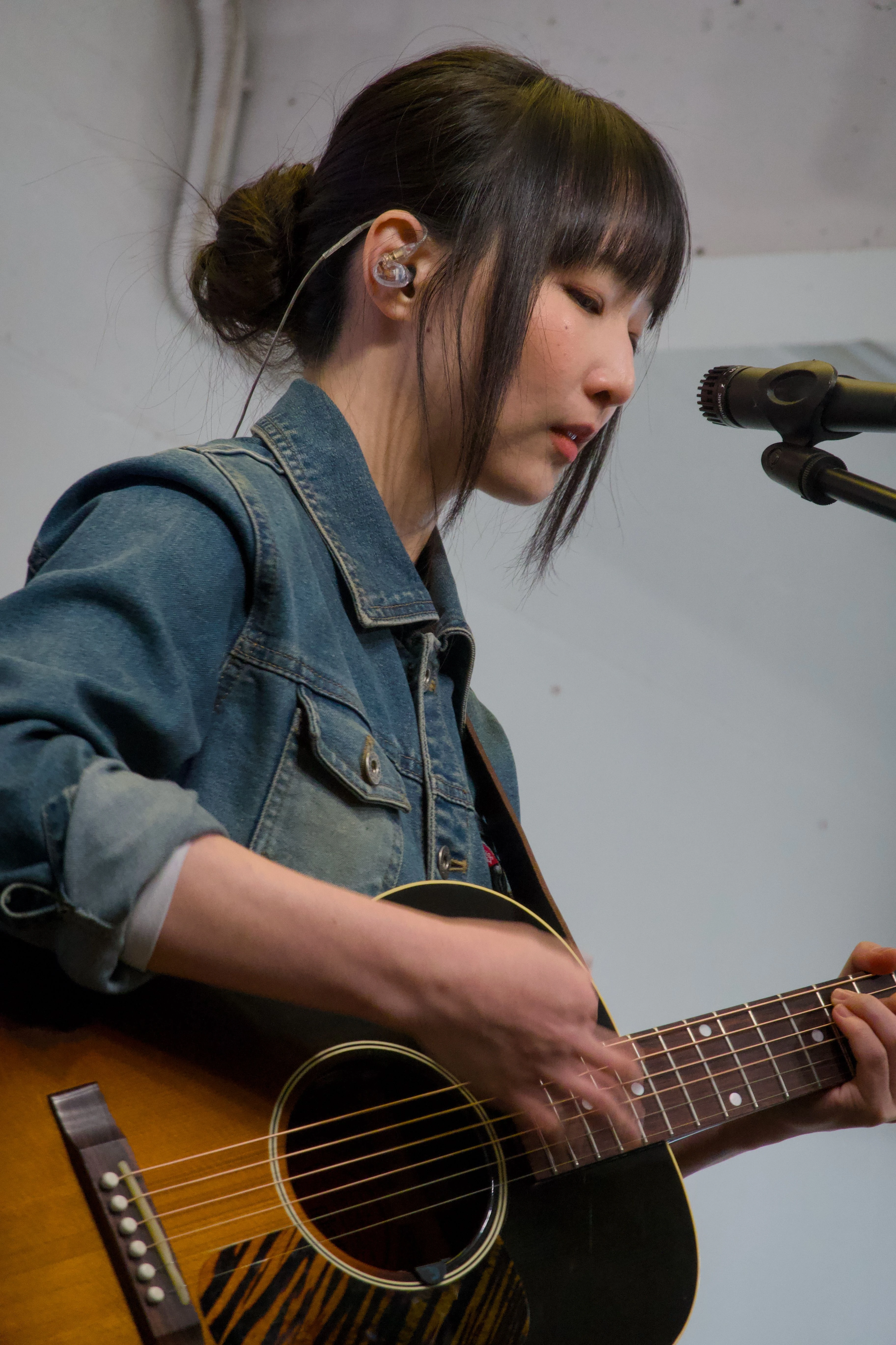 싱어송라이터 정우가 어쿠스틱 기타를 연주하고 있다.