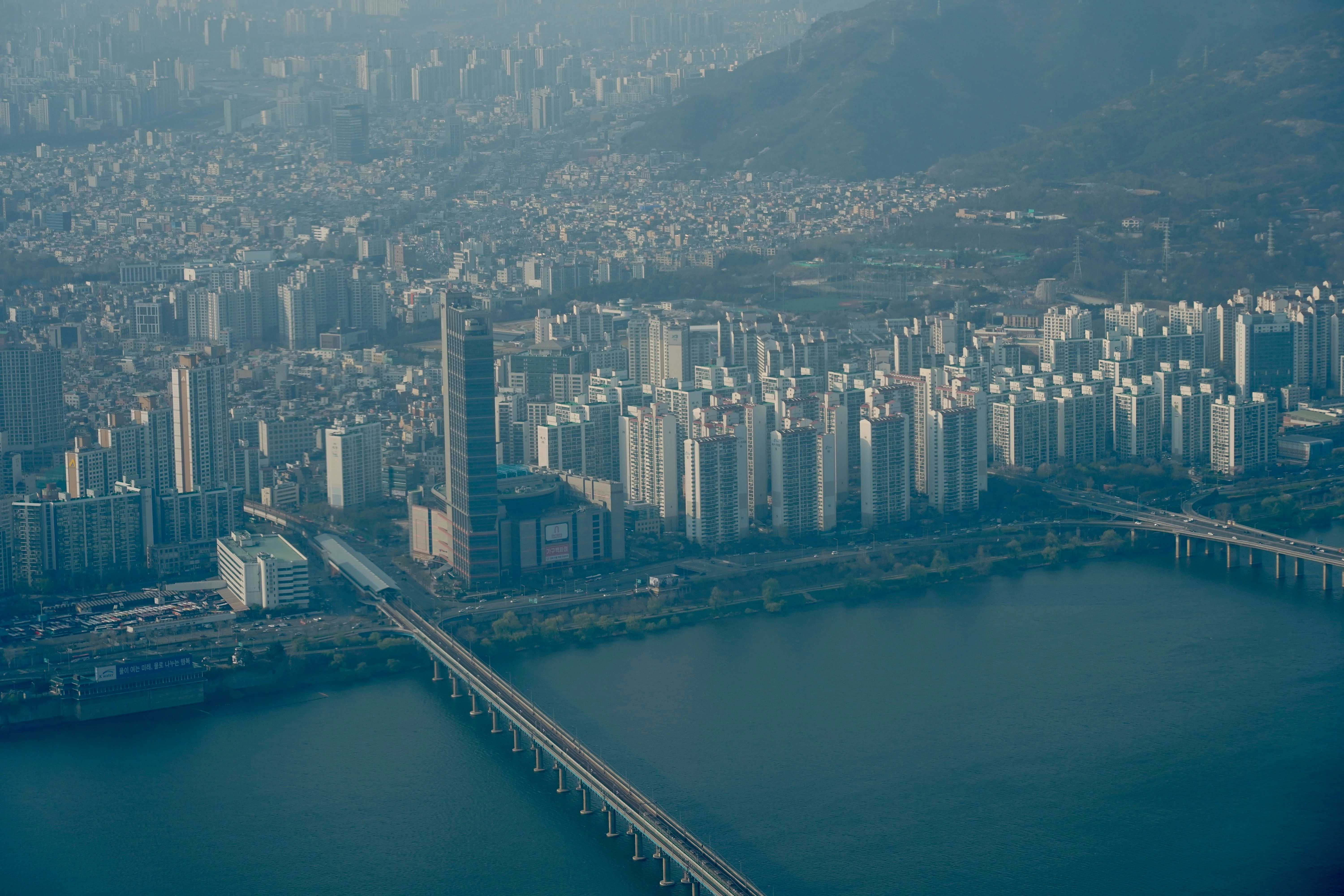 서울스카이 전망대에서 내려다 본 서울의 풍경. 한강과 마천루들이 보인다.