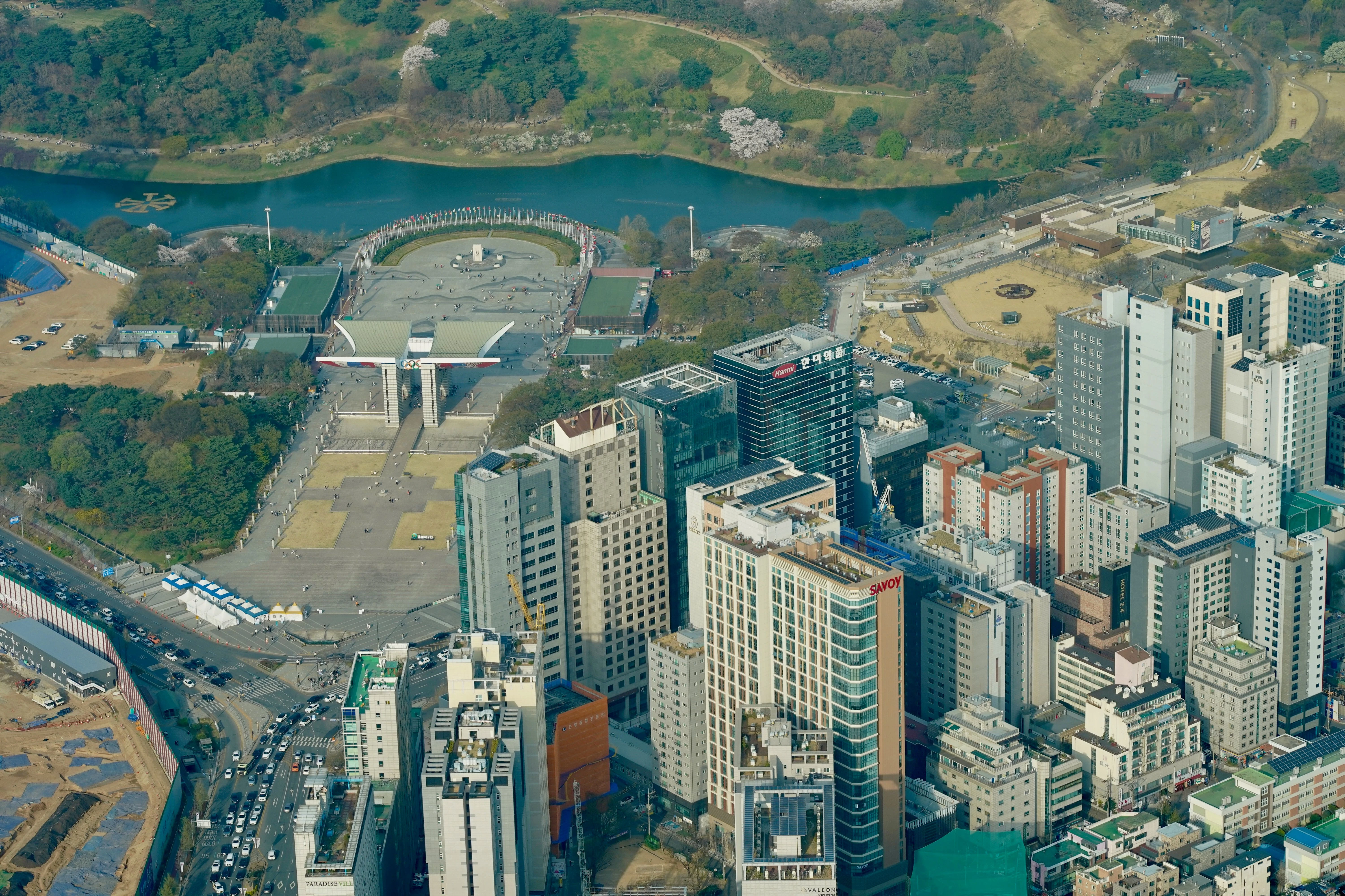 서울스카이 전망대에서 내려다 본 서울의 풍경. 올림픽공원이 보인다.