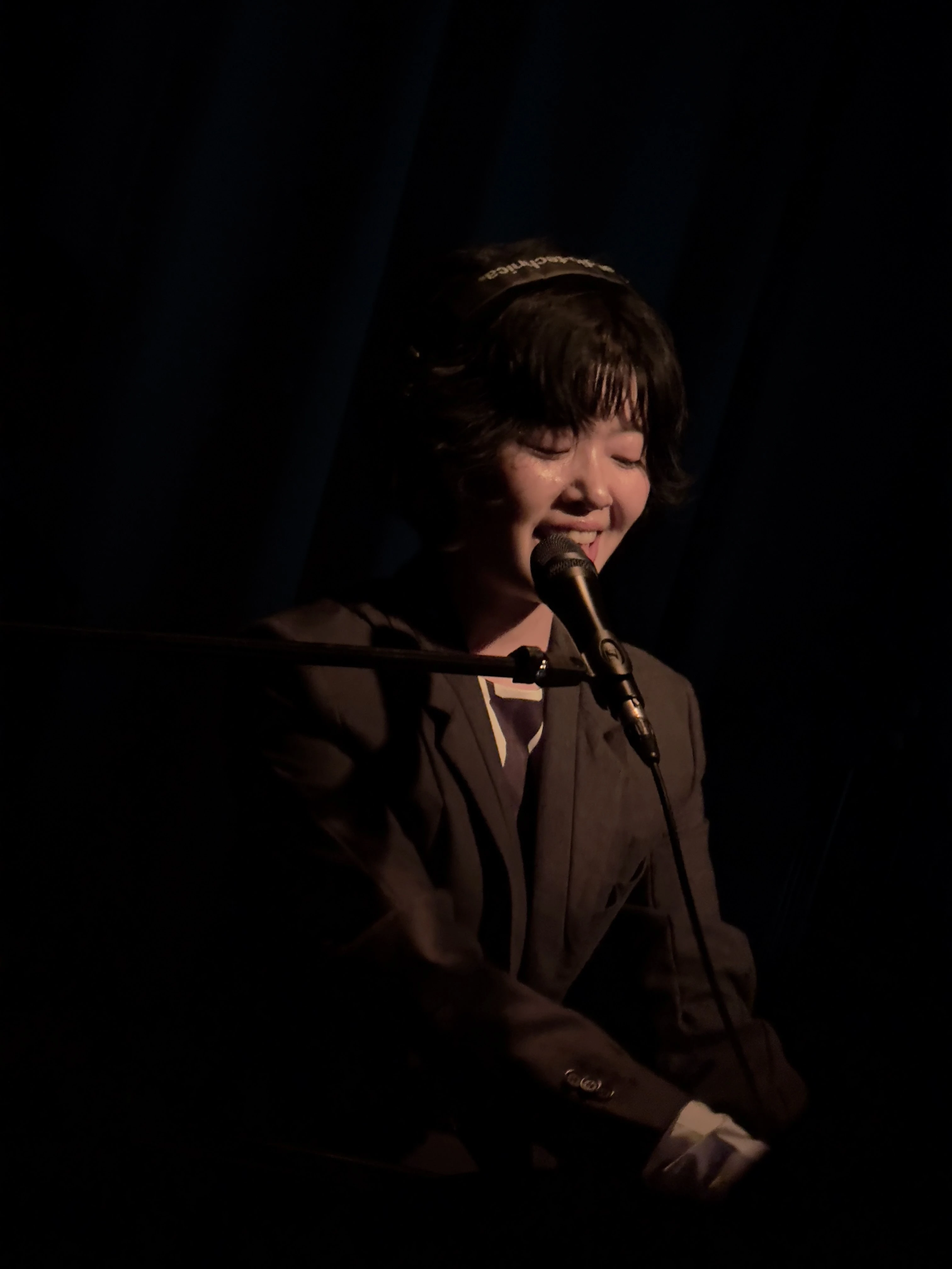 가수 윤지영이 피아노를 연주하면서 노래를 부르고 있다.