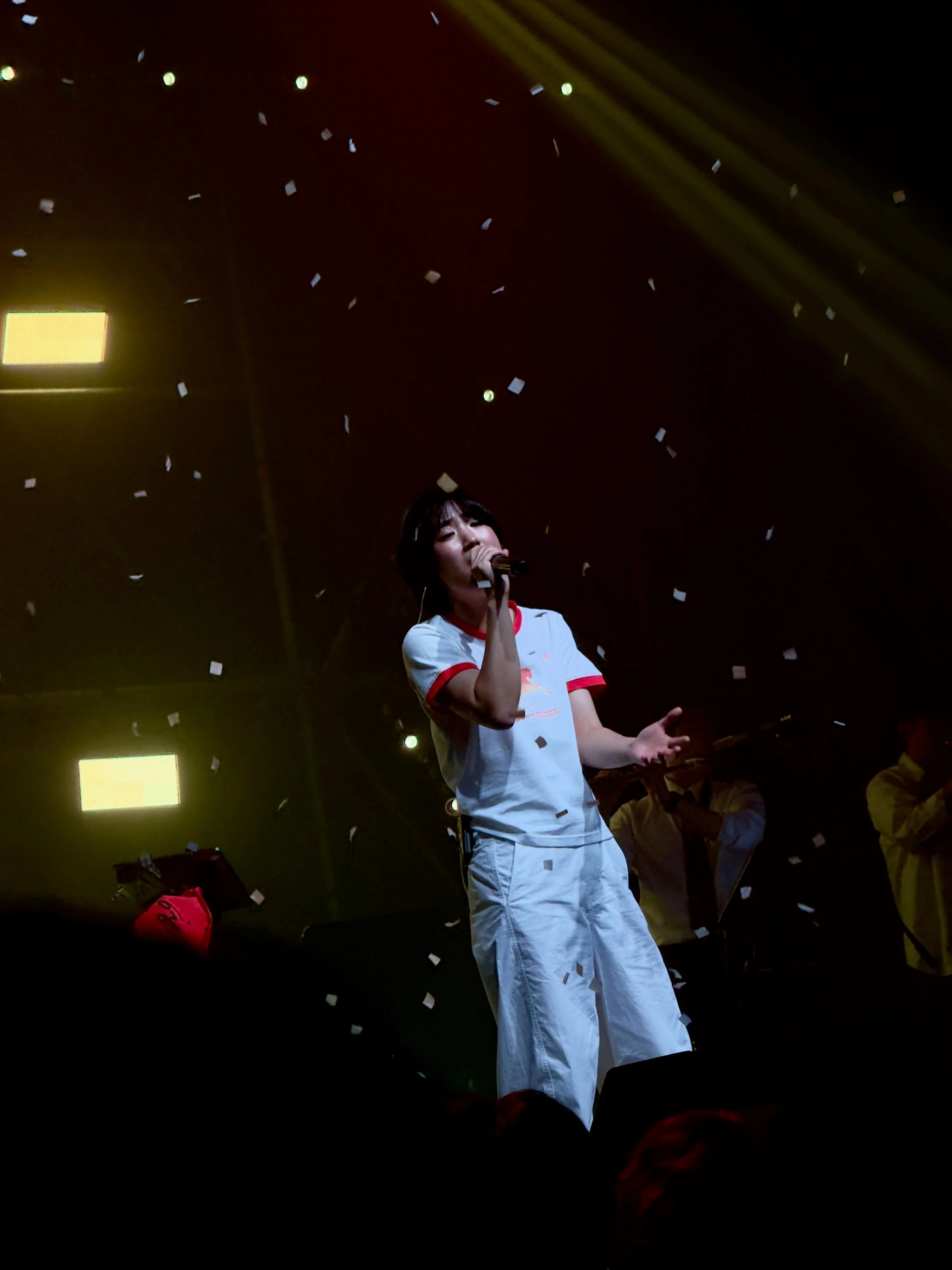 신온유가 마이크를 잡고 노래를 부르며 객석을 쳐다보고 있다. 무대에는 컨페티가 떨어지고 있고, 신온유의 뒤에는 세션의 모습이 보인다.
