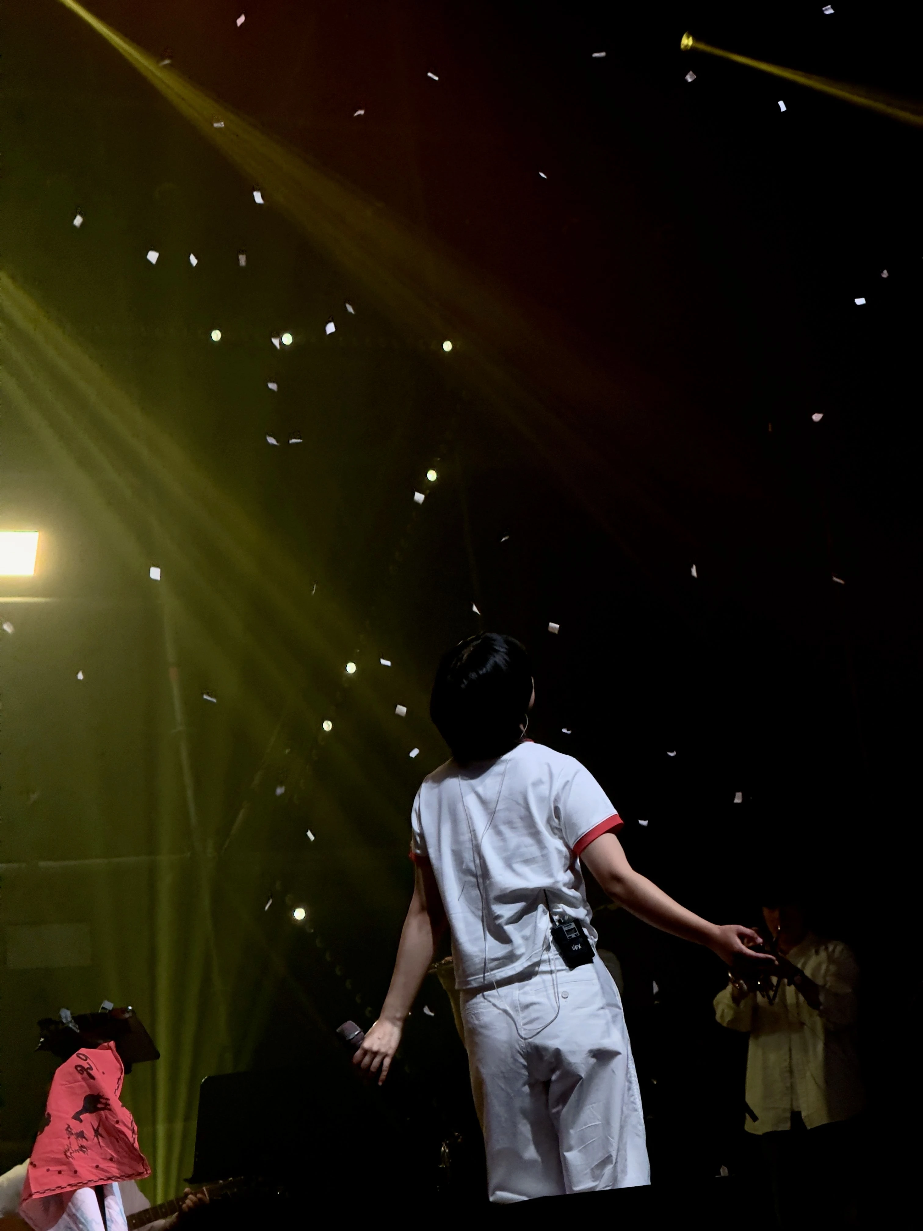 무대 위에서 떨어지는 컨페티를 쳐다 보는 신온유의 뒷모습.