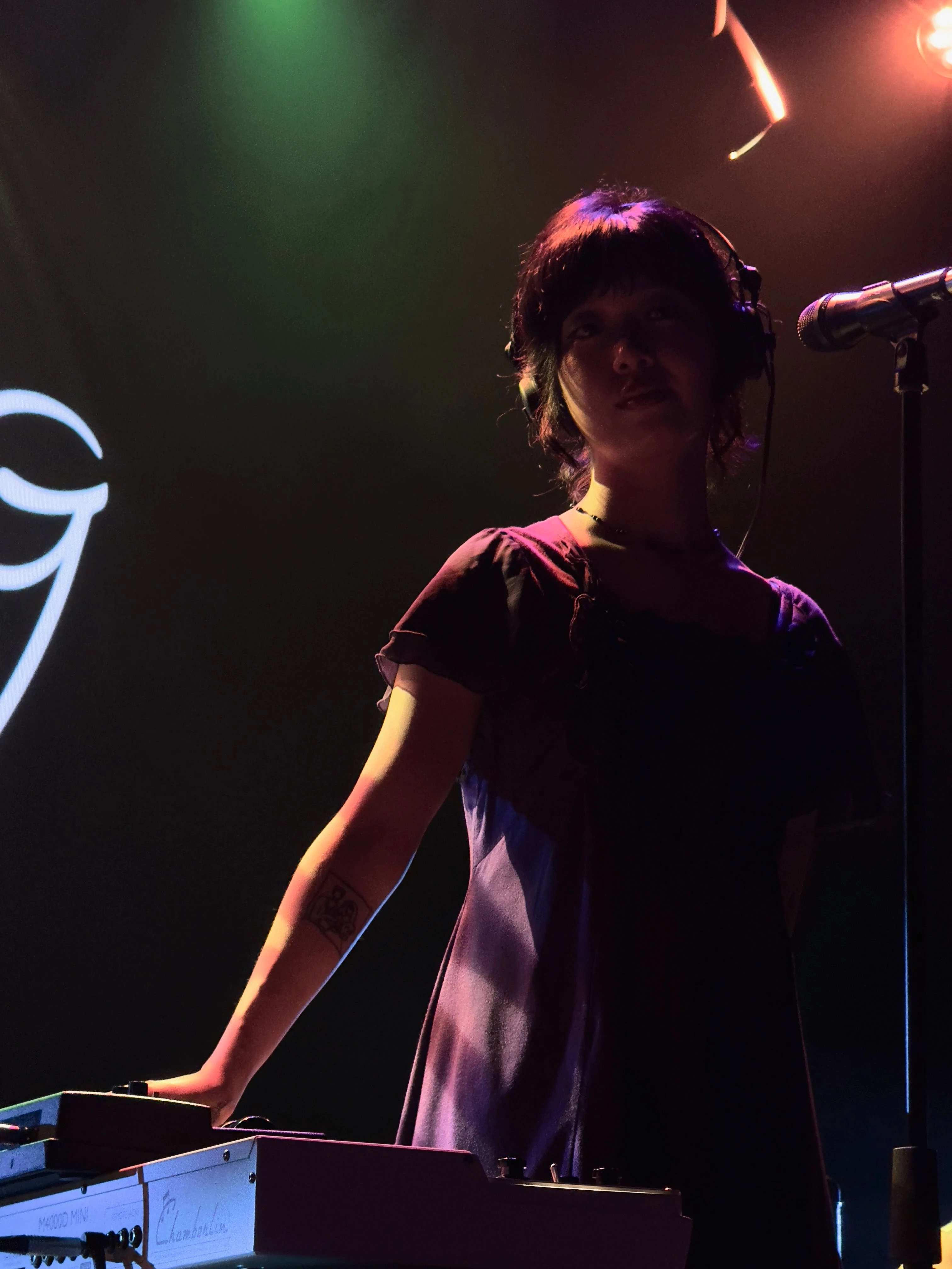 윤지영이 그의 오른편에 세워져 있는 키보드를 연주하면서 객석을 바라보고 있다.