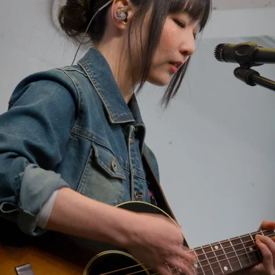 싱어송라이터 정우가 어쿠스틱 기타를 연주하고 있다.