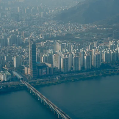 서울스카이 전망대에서 내려다 본 서울의 풍경. 한강과 마천루들이 보인다.