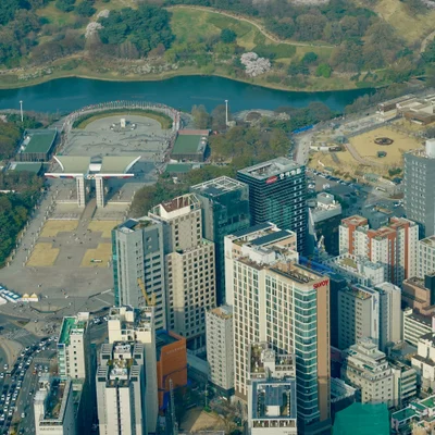 서울스카이 전망대에서 내려다 본 서울의 풍경. 올림픽공원이 보인다.