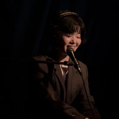 가수 윤지영이 피아노를 연주하면서 노래를 부르고 있다.