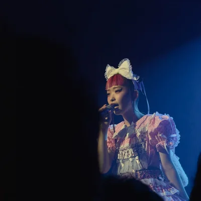 롤리타 패션 복장을 한 WEDNESDAY CAMPANELLA(수요일의 캄파넬라)의 우타하가 마이크를 잡고 노래를 부르고 있다.