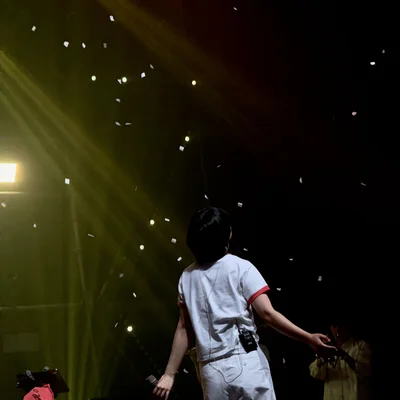 무대 위에서 떨어지는 컨페티를 쳐다 보는 신온유의 뒷모습.