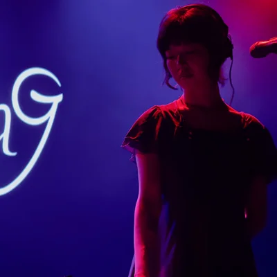 윤지영이 그의 오른편에 세워져 있는 키보드를 연주하면서 바라보고 있다. 