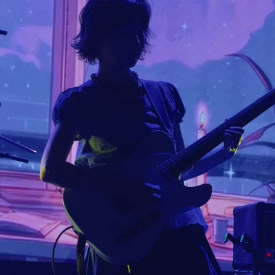 김수영이 일렉트릭 기타를 연주하고 있다. 조명은 그의 뒷모습을 은은하게 비추고 있다.