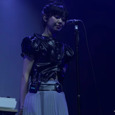 마이크 스탠드 앞에 서 있는 윤지영의 모습.